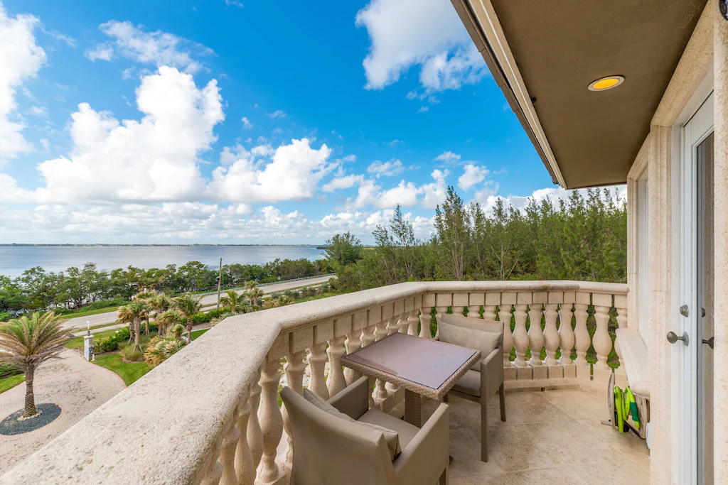 Master bedroom suite, river balcony