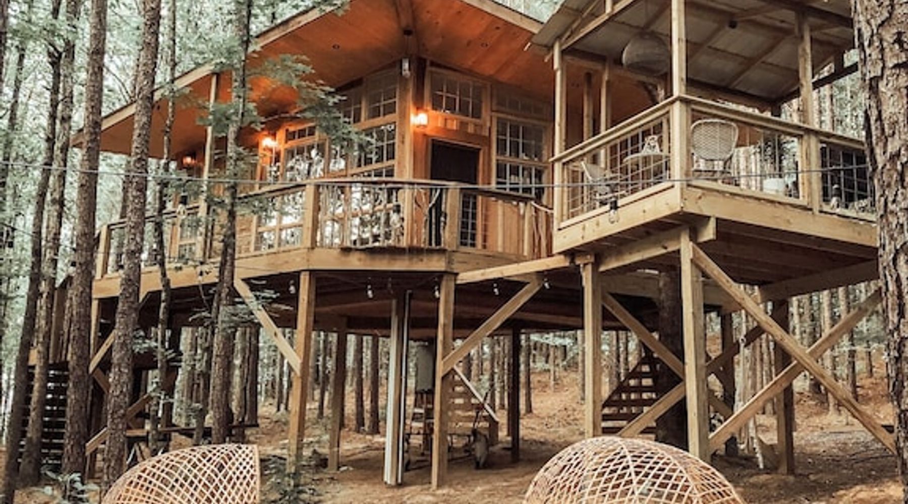 The Best Treehouses In The US
7. WANDERLUST TREEHOUSE Romantic couple's getaway
Location: Crane Hill, Alabama