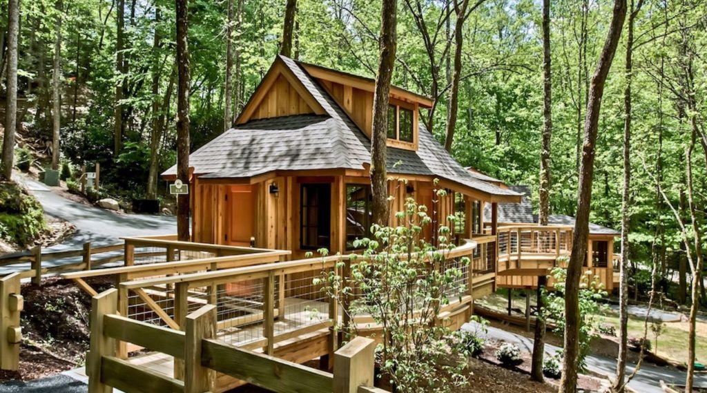 The Best Airbnb Treehouses In The US
5. The Elm in Treehouse Grove at Norton Creek
Location: Gatlinburg, Tennessee