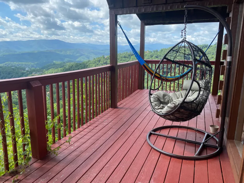 Airbnb Cabins - This luxurious cabin can offer whatever things you need from games and recreational activities to a fully equipped kitchen!
