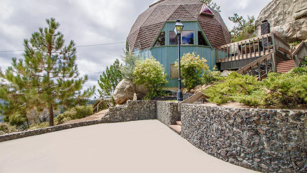 Hello and welcome to the dome... Enjoy your fantastic stay!
