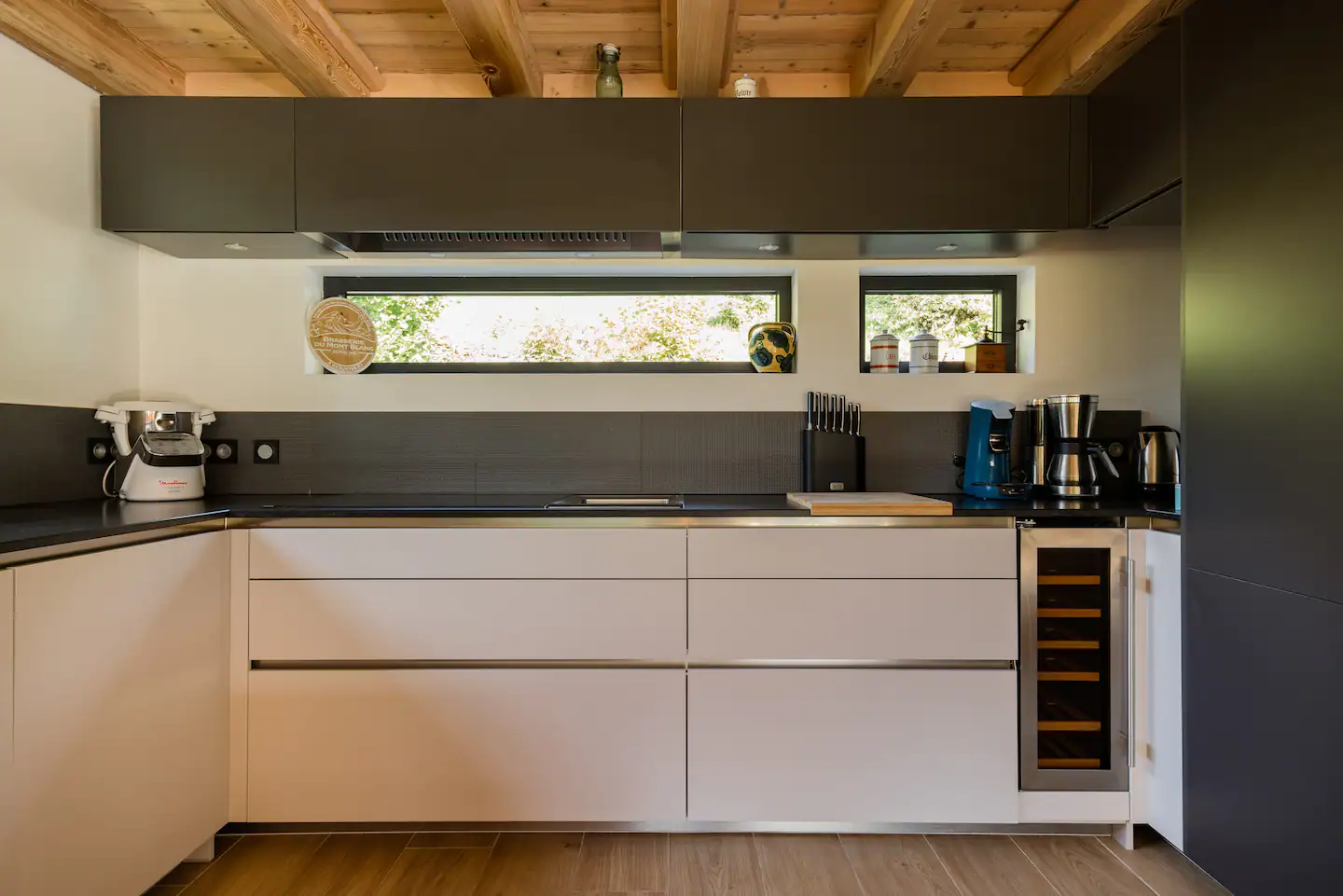 Main kitchen with wine cellar, teppanyaki, induction cooktop, oven, microwave, enormous capacity fridge and freezer, and so on...