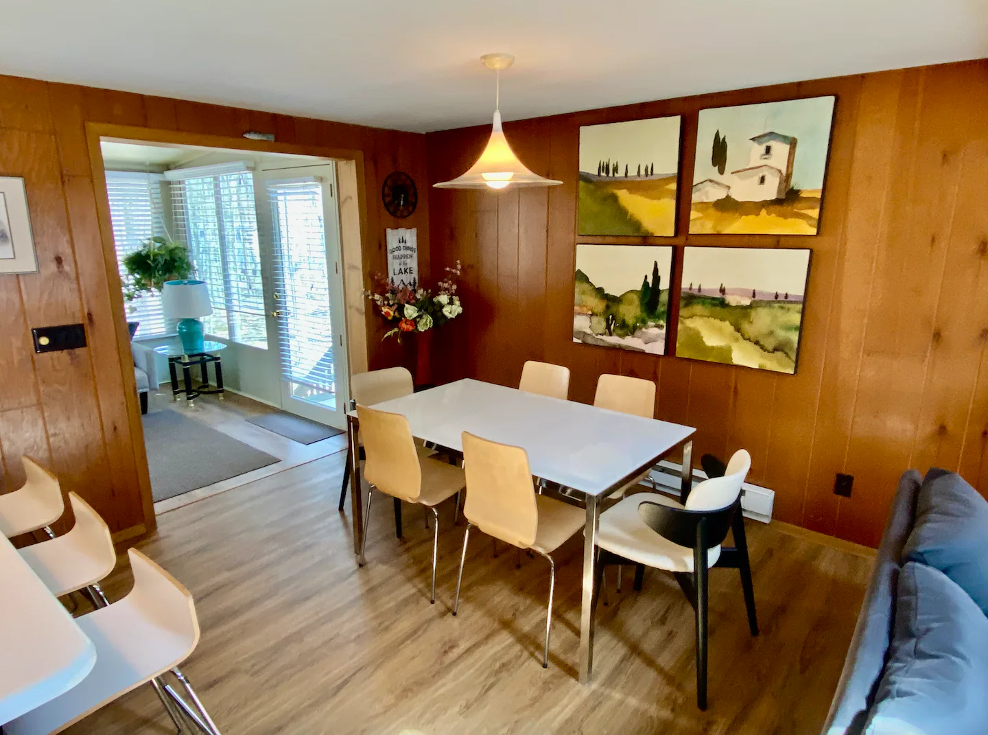 A dining room that can accommodate six people