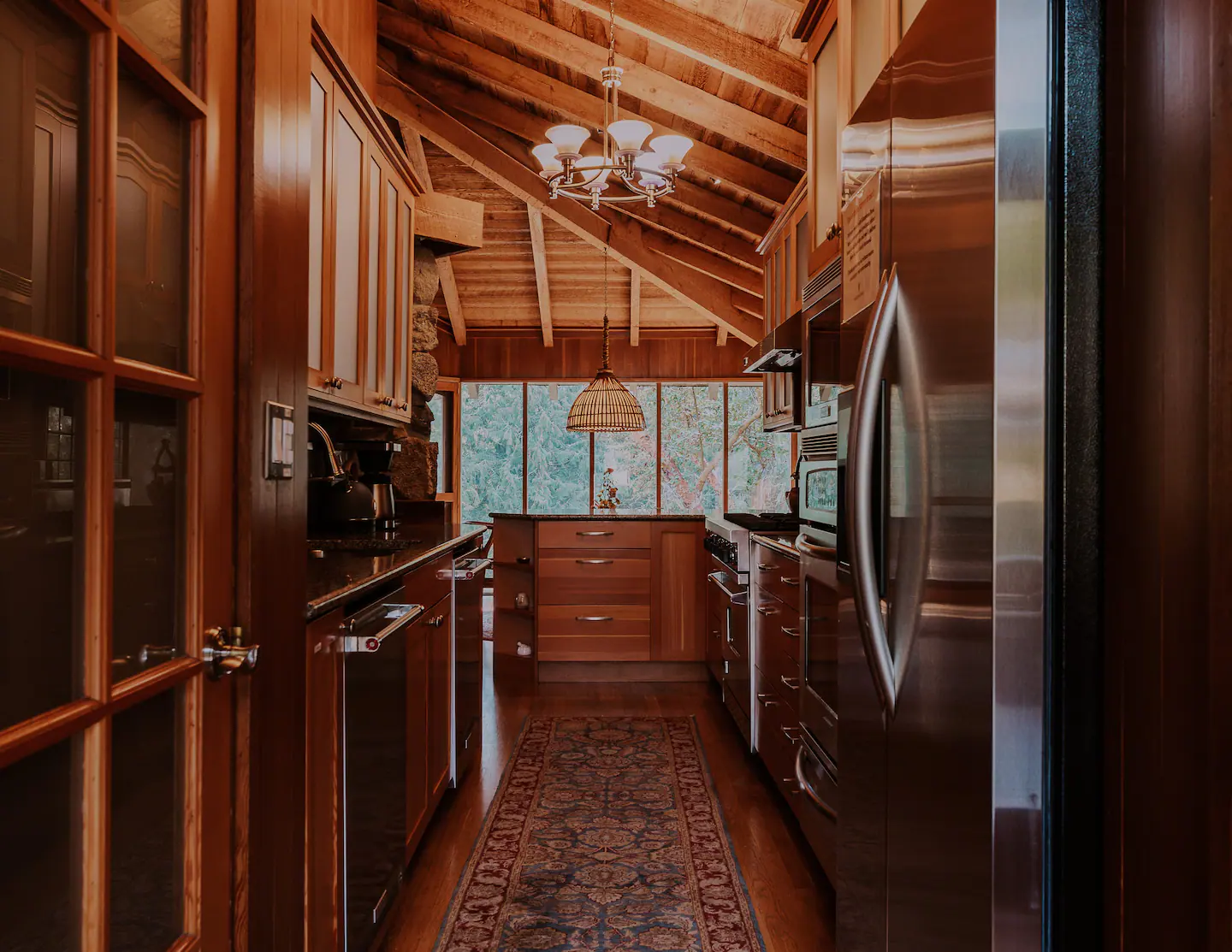 Enjoy fantastic meals at the spacious dining table and easily prepare food in the well-stocked kitchen.