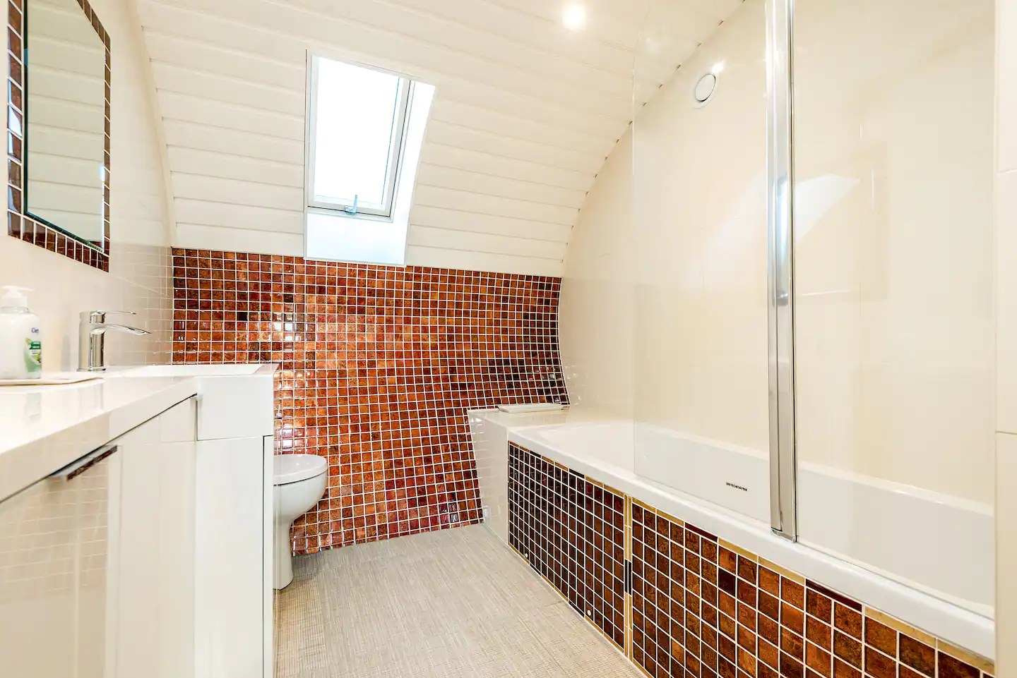 Main bathroom with bath/shower.