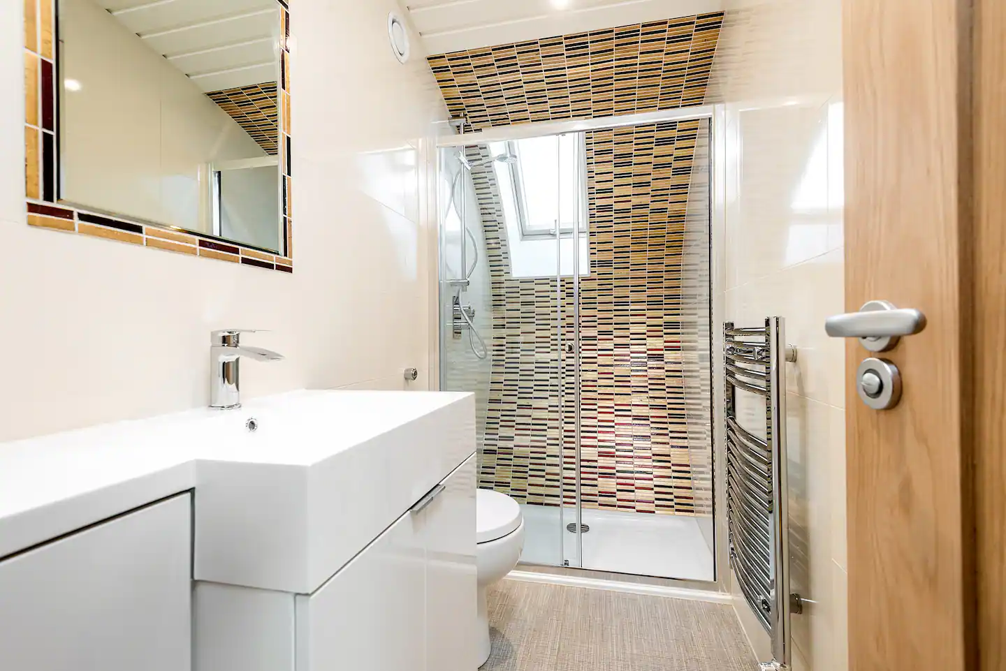 Main bedroom with en suite shower room.