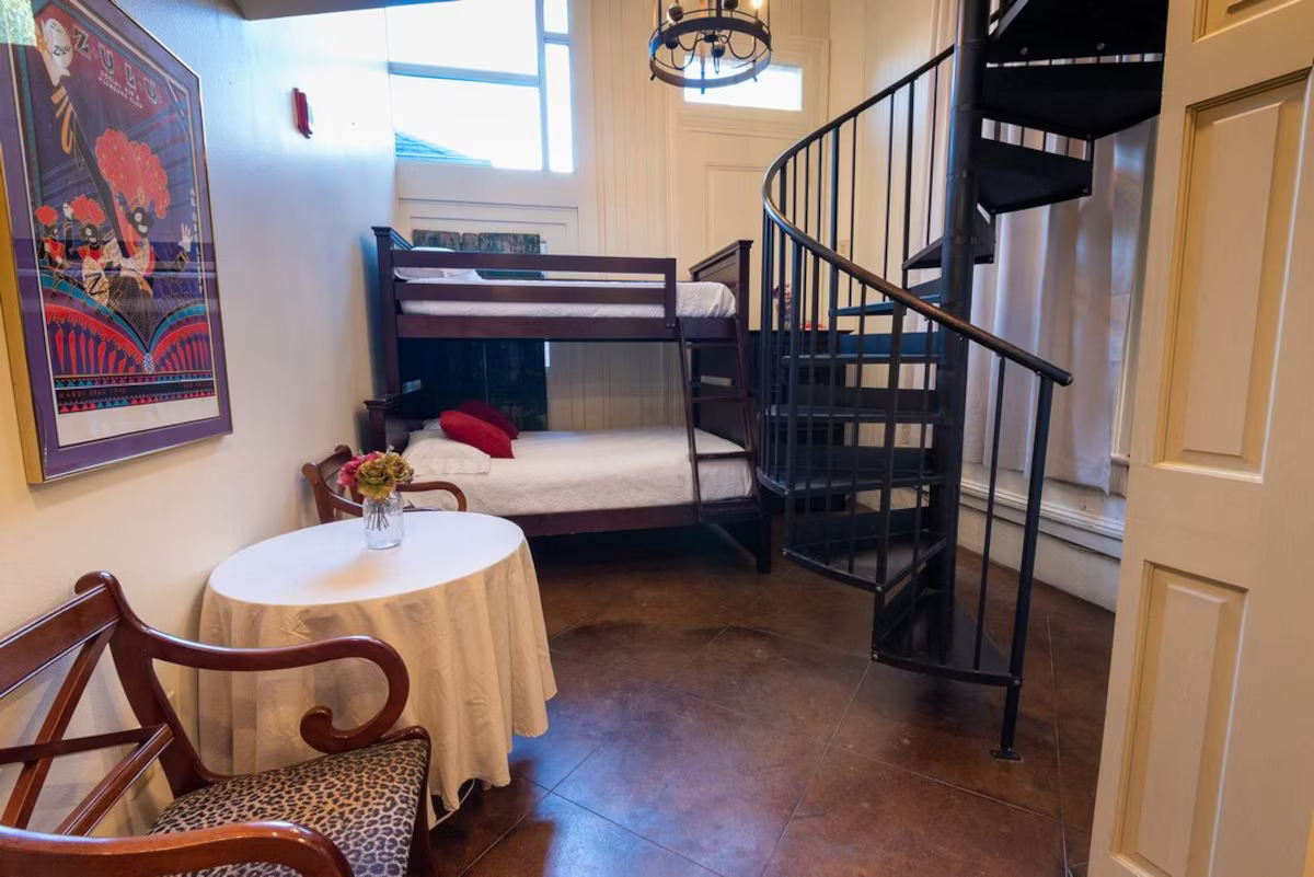 Family suite - Seating area with dbl/twin bunk beds.