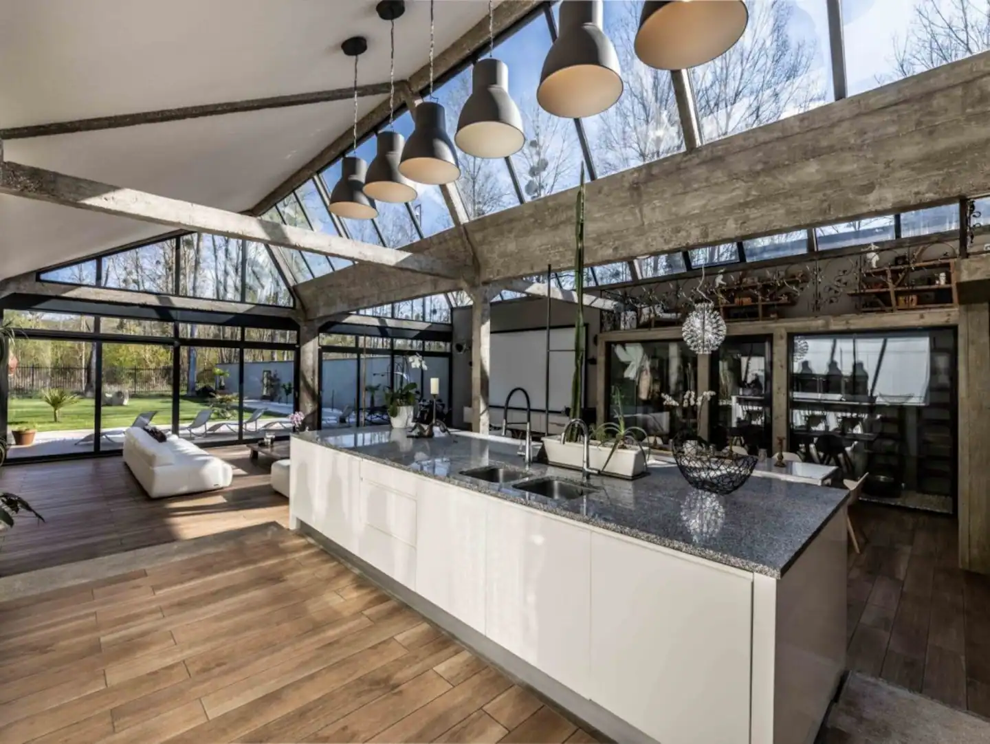 Fully-equipped modern kitchen.