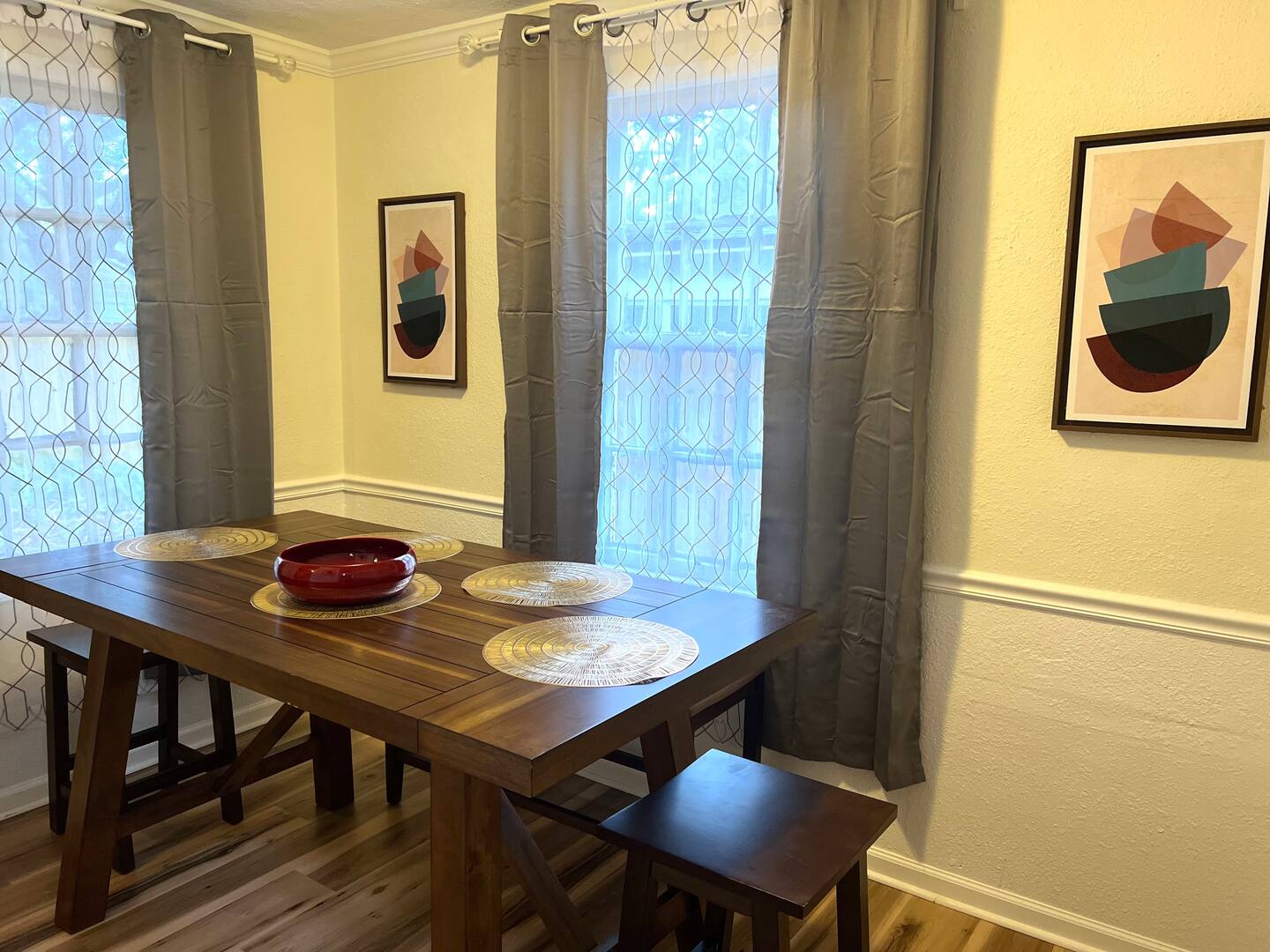 Large space in the dining area to eat with your family and friends.